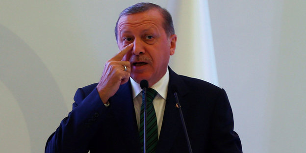 Der türkische Präsident Erdogan steht an einem Pult und redet.