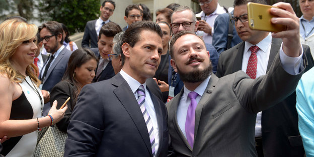 Enrique Pena Nieto (links) posiert für ein Selfie mit einem Mann