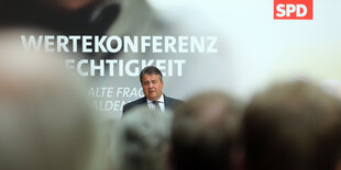 ein Mann vor dem Schriftzug „Wertekonferenz, Gerechtigkeit“ und SPD-Logo