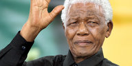Der ehemalige südafrikanische Präsident Nelson Mandela winkt