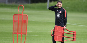 Niko Kovac, Trainer von Eintracht Frankfurt, auf dem Trainingsplatz mit zwei Übungsmännchen