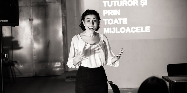 Die Theatergründerin Mihaela Drăgan bei einem Vortrag