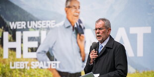 Van der Bellen spricht bei einem Wahlkampf-Auftritt.