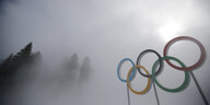 Skulptur der olympischen Ringe im Nebel