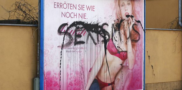 Attackiertes Werbeplakat in Berlin.