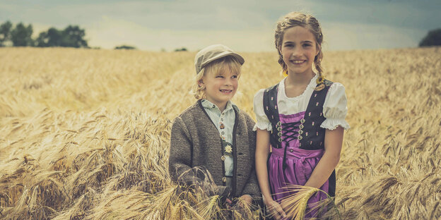 Ein Junge und ein Mädchen in einem Kornfeld