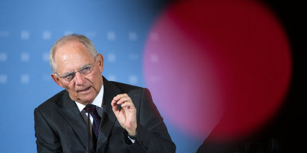 Wolfgang Schäuble macht eine Geste mit der rechten Hand