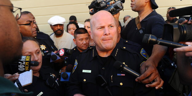 San Franciscos Polizeichef Greg Suhr ist umringt von Journalisten