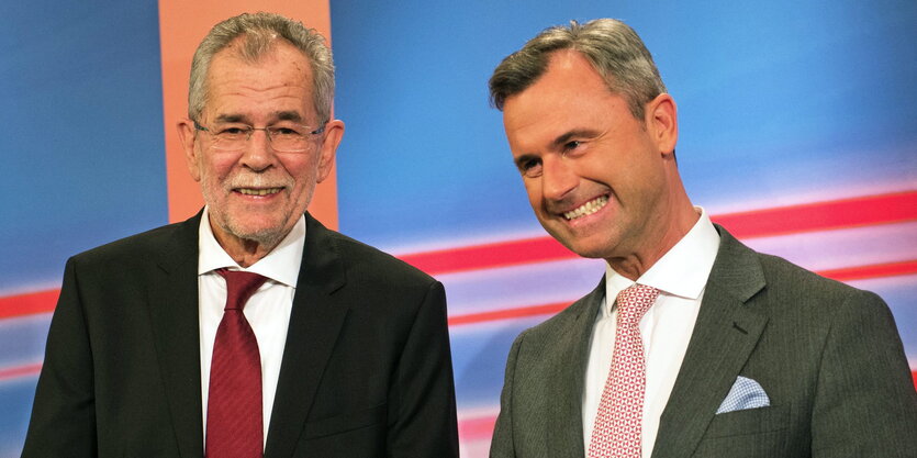 Norbert Hofer und Alexander van der Bellen stehen nebeneinander