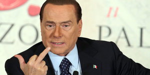 Silvio Berlusconi zeigt den Stinkefinger