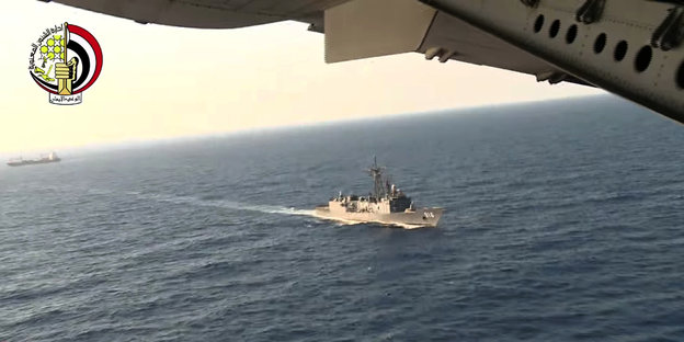 Blick auf ein ägyptisches Marineschiff aus einem Militärflugzeug
