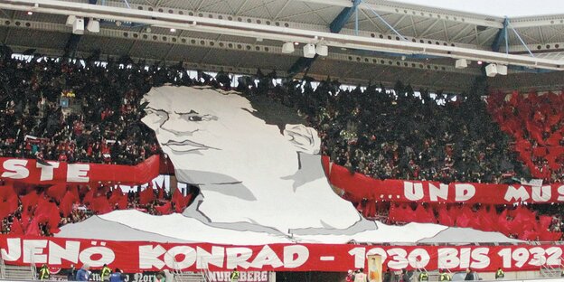 Choreographie der Nürnberger Fans im Frankenstadion zu Ehren Jenö Konrads