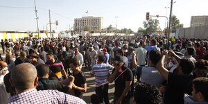Eine Menschenmenge in Iraks Hauptstadt Bagdad