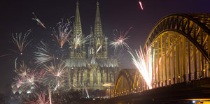 Der Kölner Dom mit Silvesterfeuerwerk