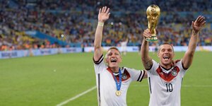 Poldi und Schweini mit WM Pokal