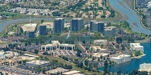 Viele Gebäude an einem Fluss, es ist Silicon Valley