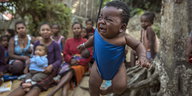 Gewichtsmessung eines Babys in einer Nahrungsausgabestelle der Unicef auf Madagaska.