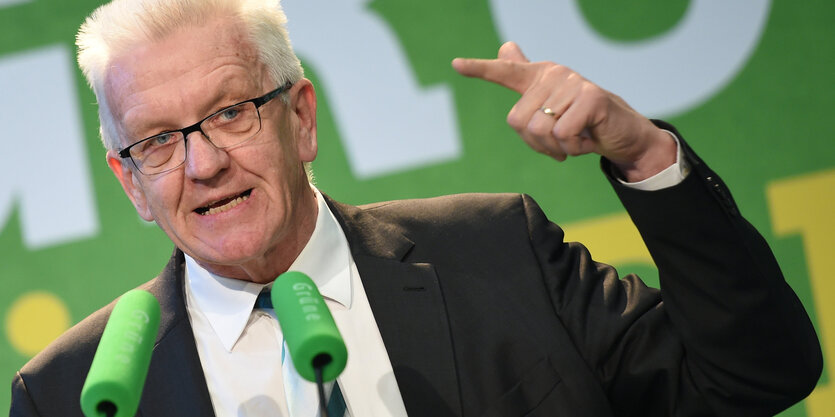 Winfried Kretschmann macht eine Geste mit der linken Hand