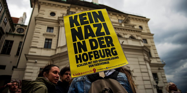 Demonstranten vor einem Gebäude; auf einem Plakat steht „Kein Nazi in der Hofburg“