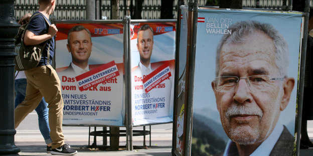 Wahlplakate von Van der Bellen und Hofer auf einer Straße