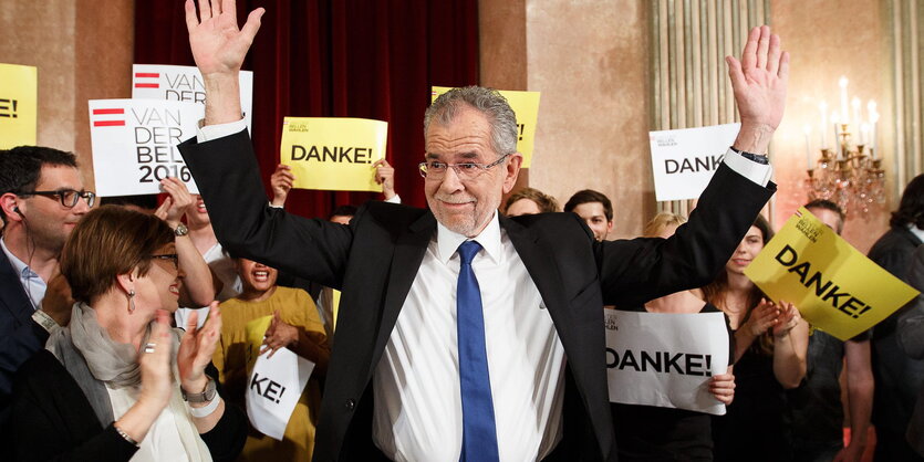 Van der Bellen mit erhobenen Armen