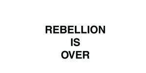 Weißes Platencover mit schwarzer Aufschrift „Rebellion Is Over"