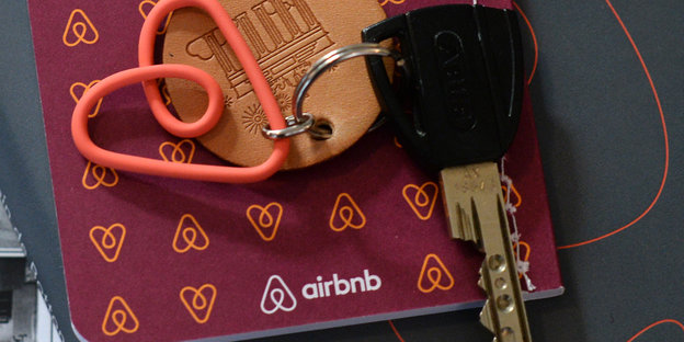 Wohnungsschlüssel mit Airbnb-Anhänger