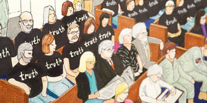 "Truth" steht auf den T-Shirts der Menschen, die in einer Gerichtsbank sitzen, gezeichnet im Prozess gegen Chelsea Manningng