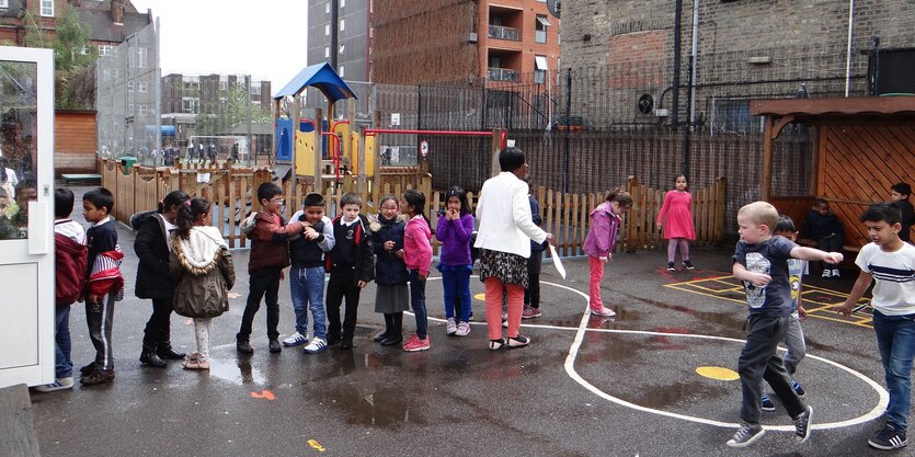 KInder spielen auf einem Schulhof