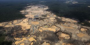 Eine Luftaufnahme von der peruanischen Region Madre de dios