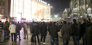 Menschenmenge vor dem Kölner Hauptbahnhof