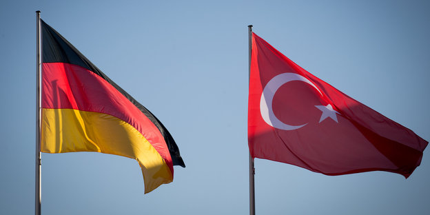 Eine deutsche und eine türkische Fahne hängen nebeneinander