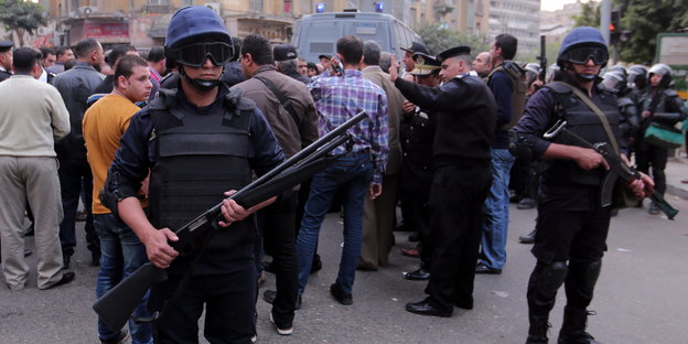 Mit Gewehren bewaffnete Polizisten in Kairo