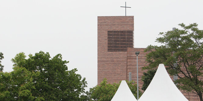 Die Spitzen von Veranstaltungszelten unter einer Kirche