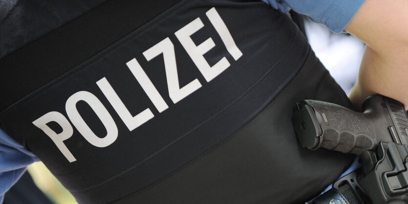 Ein Mann mit Polizeiweste