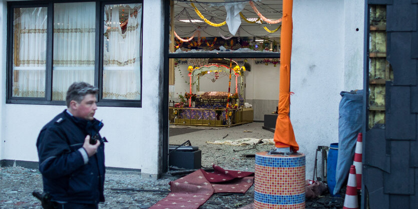 Ein Polizist vor dem Gebetshaus der Sikhs in Essen.