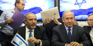 Avigdor Lieberman (l) und Benjamin Netanjahu (r) bei der Unterzeichnung des Koalitionsvertrag.