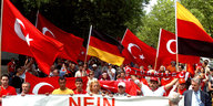 Mit türkischen Fahnen demonstrieren 2005 Vertreter der türkischen Gemeinde gegen eine Armenien-Resolution des Bundestages.
