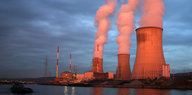 Kühltürme eines Atomkraftwerks in der Abendsonne
