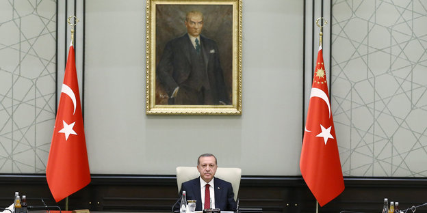 Erdogan unter einem Atatürk-Gemälde