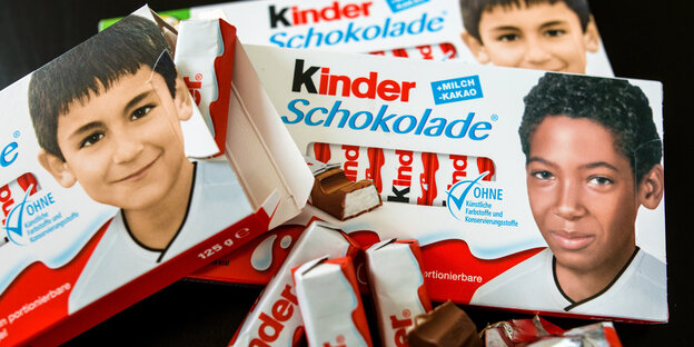 Mehrere Packungen Kinderschokolade. Darauf sind die Kinderbilder der deutschen Spieler Gündoğan und Boateng zu sehen