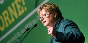 Sylvia Löhrmann spricht in die Mikrofone eines Rednerpultes