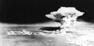 Schwarz-weiß-Foto eines Atompilzes über Hiroshima
