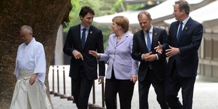 Eine Gruppe von Männern und einer Frau geht nebeneinander her. Darunter Justin Trudeau, Angela Merkel, Donald Tusk und David Cameron