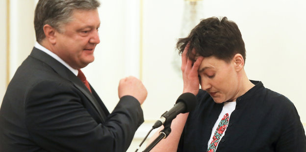 Petro Poroschenko und Nadija Sawtschenko, sie hält die Hand an den Kopf