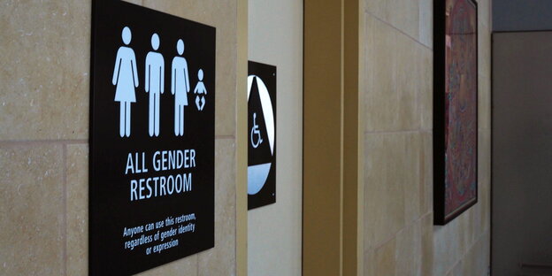 Schild vor einer Toilettentür für alle Geschlechter