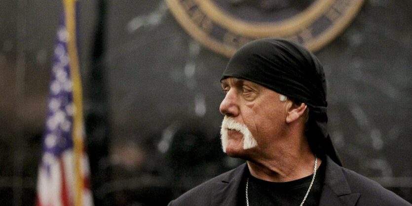 Hulk Hogan neben einer US-Flagge