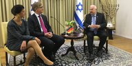 Sahra Wagenknecht und Dietmar Bartsch sitzen bei Israels Staatspräsident Reuven Rivlin