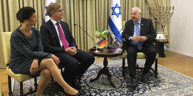 Sahra Wagenknecht und Dietmar Bartsch sitzen bei Israels Staatspräsident Reuven Rivlin