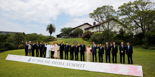 G7-Gipfelteinehmer auf einer grünen Wiese
